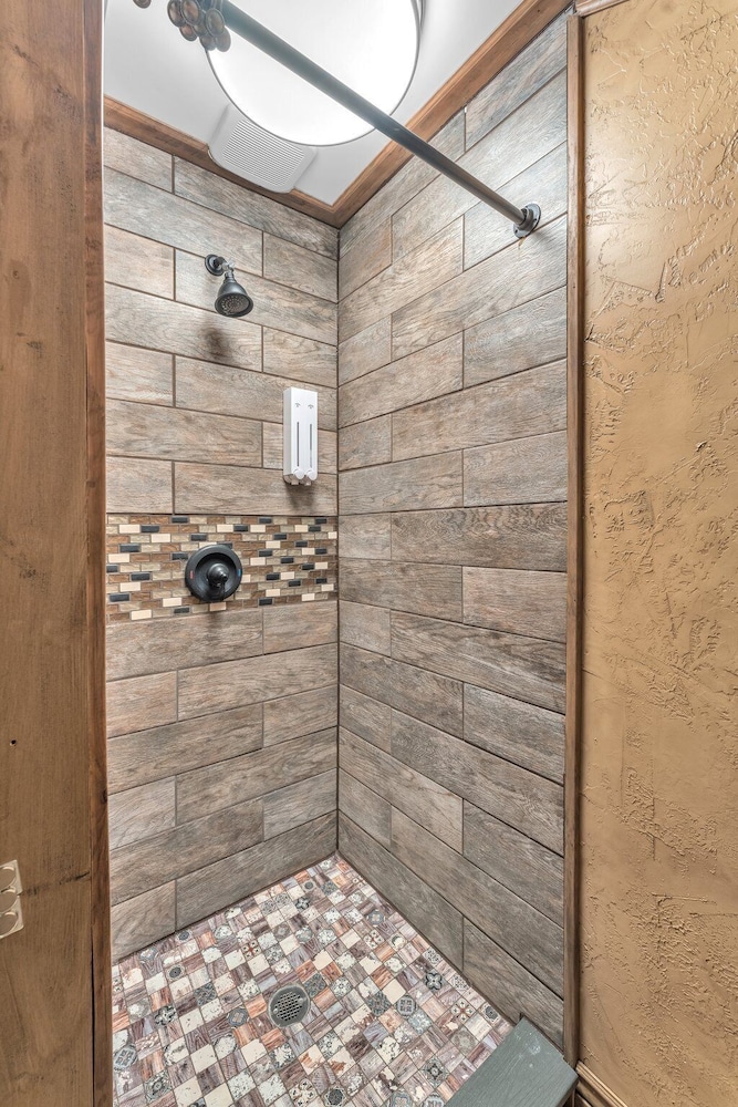 The Vines Retreat, Hot-tubs, Game Room, 10-mins to Downtown!