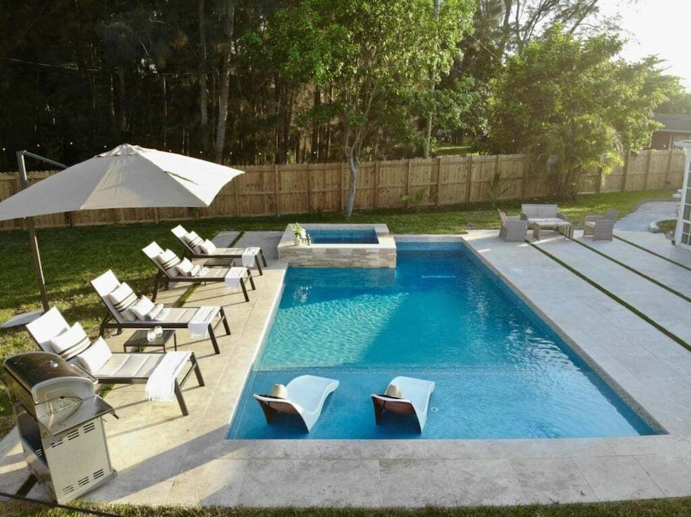 Fox Garden Luxury Boho Near Downtown & Beach 4 Bedroom Home