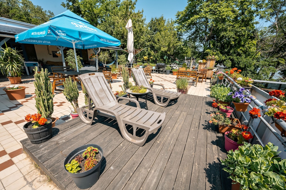 Island Hostel - Adults only