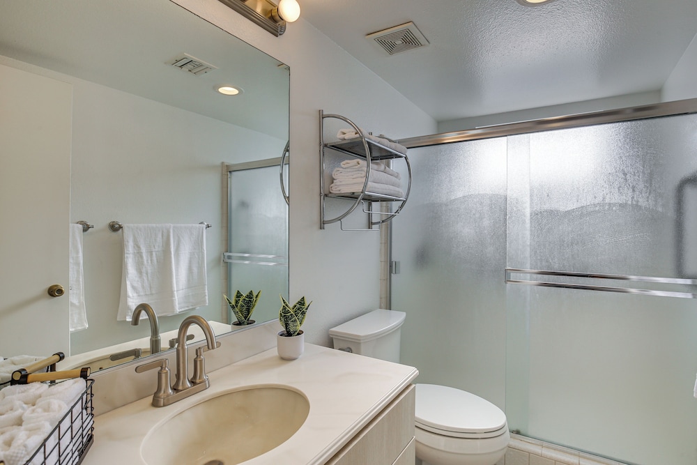Pet-friendly Palm Desert Retreat: Golf Course View