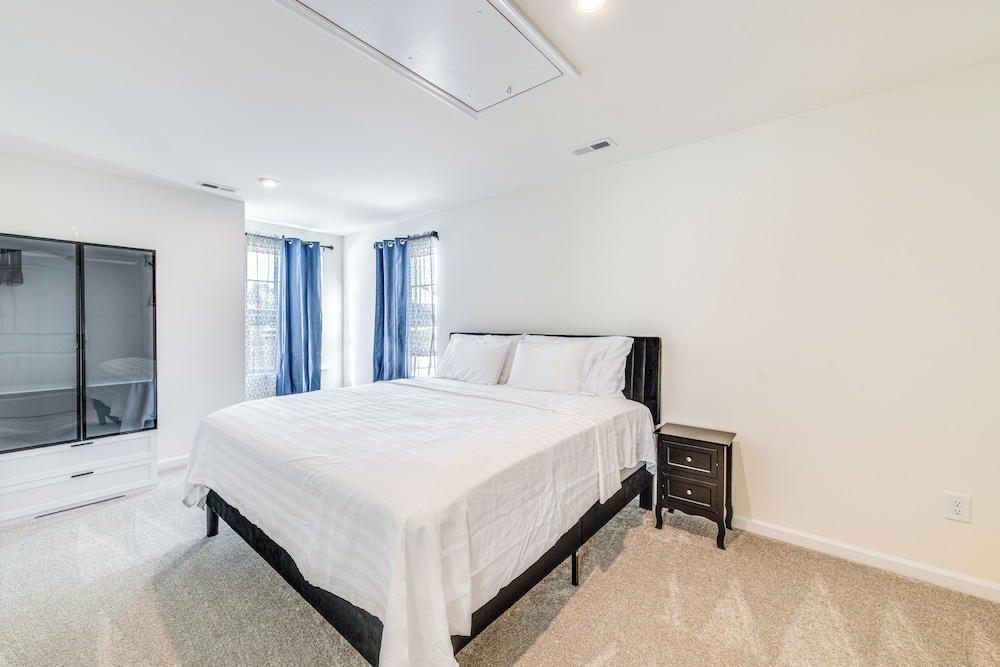 12 Mi to Dtwn Richmond: Spacious Home w/ Deck!