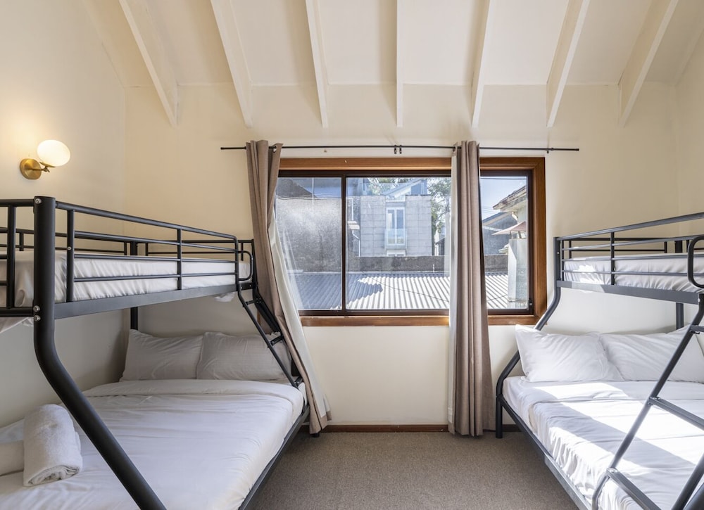 Kozyguru | Balmain | Townhouse bridge view or Charming Comfy Studio