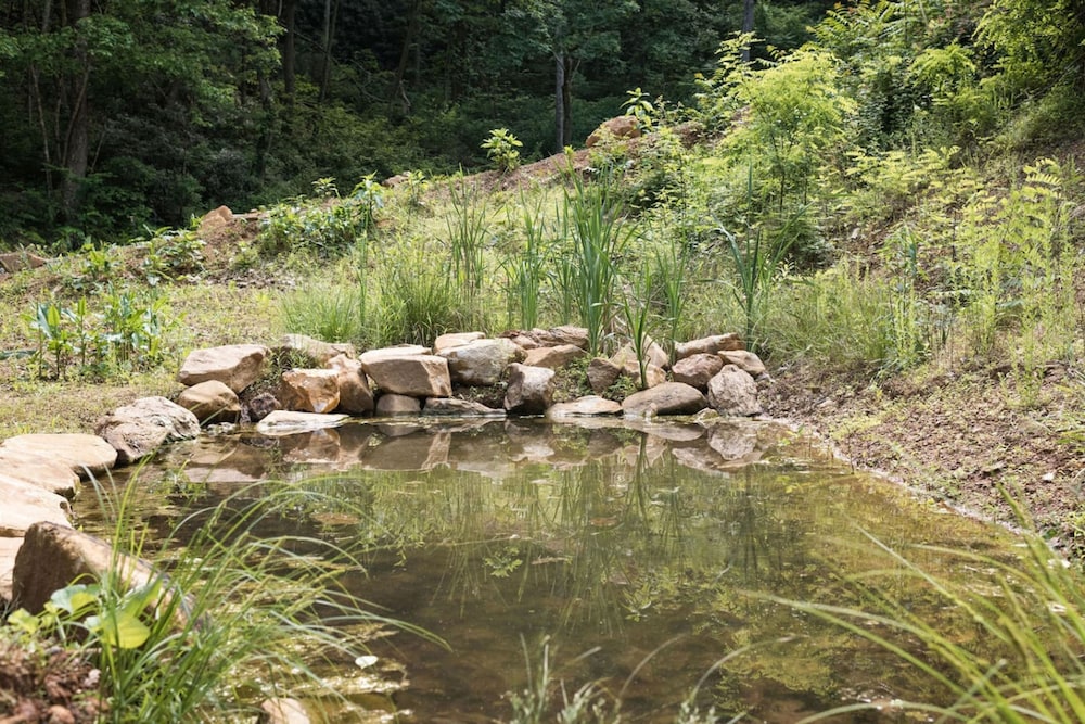 Romantic Couples Getaway 4 Miles to DT Hot Tub Haus 43