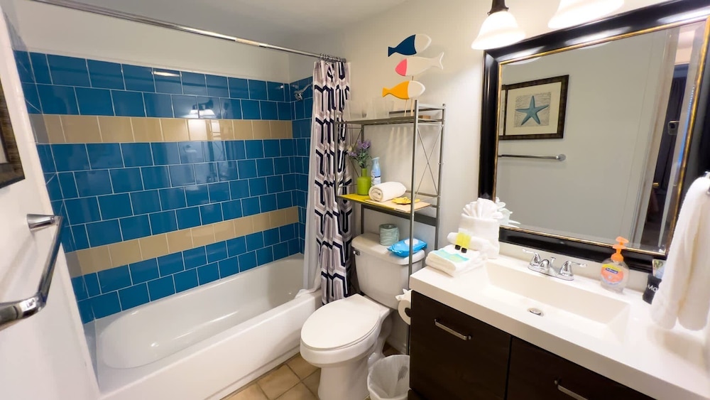 Cozy Family Retreat Steps To Beach Pool / Hot 2 Bedroom Apts