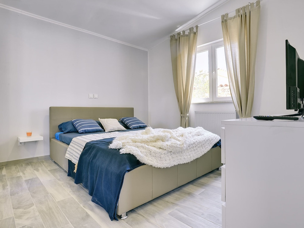 Boutique Villa in Peroj With Garden view 3