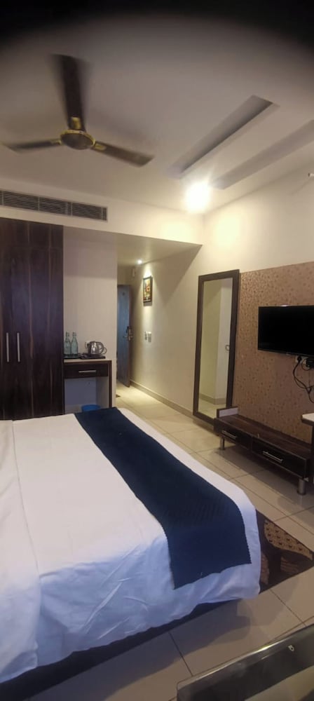 Hotel President Chintpurni