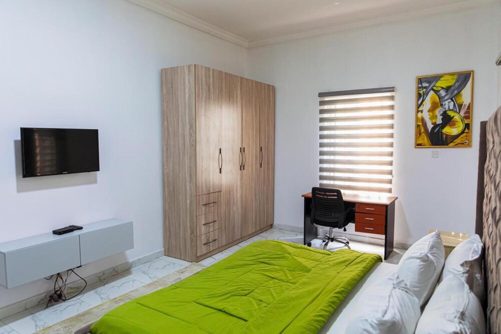 Stunning 2-bed Apartment in Lekki view 4