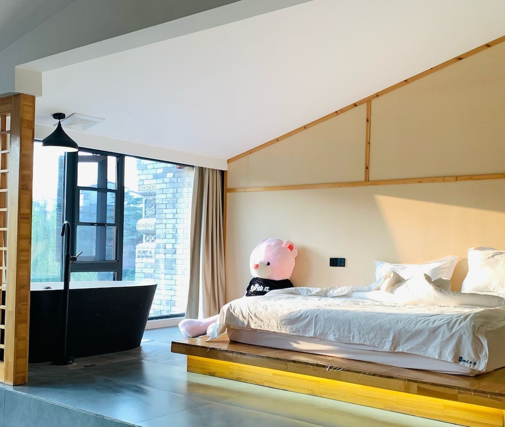 Qichi Waterfront B&B Hotel