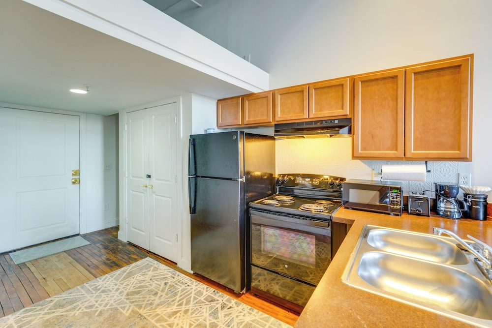 Steps to Riverwalk! City-view Condo in Corktown