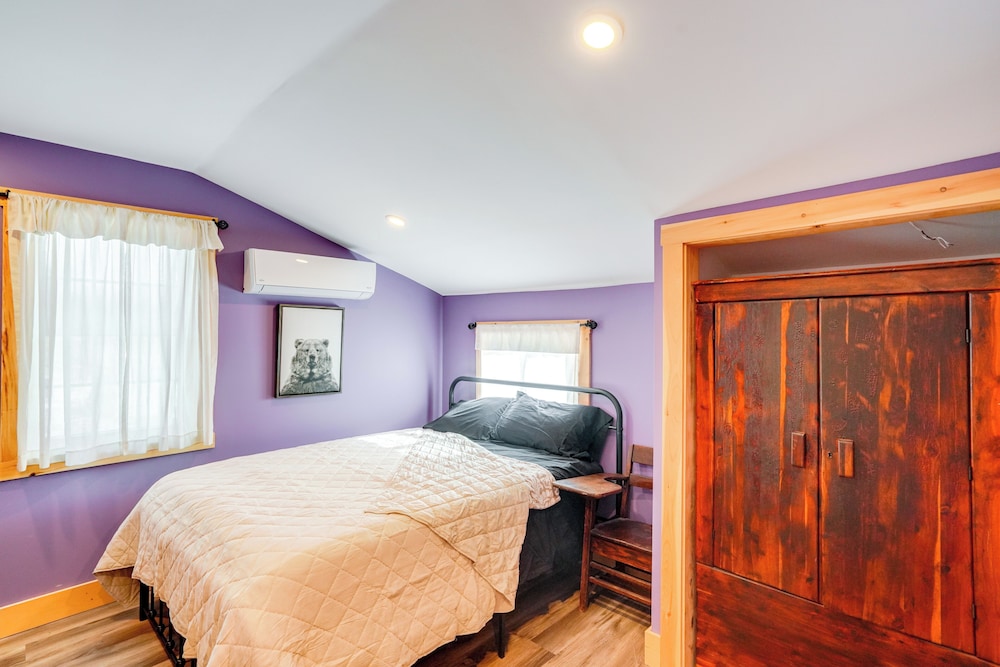4 Mi to Dtwn Catskill: Mtn-view Home