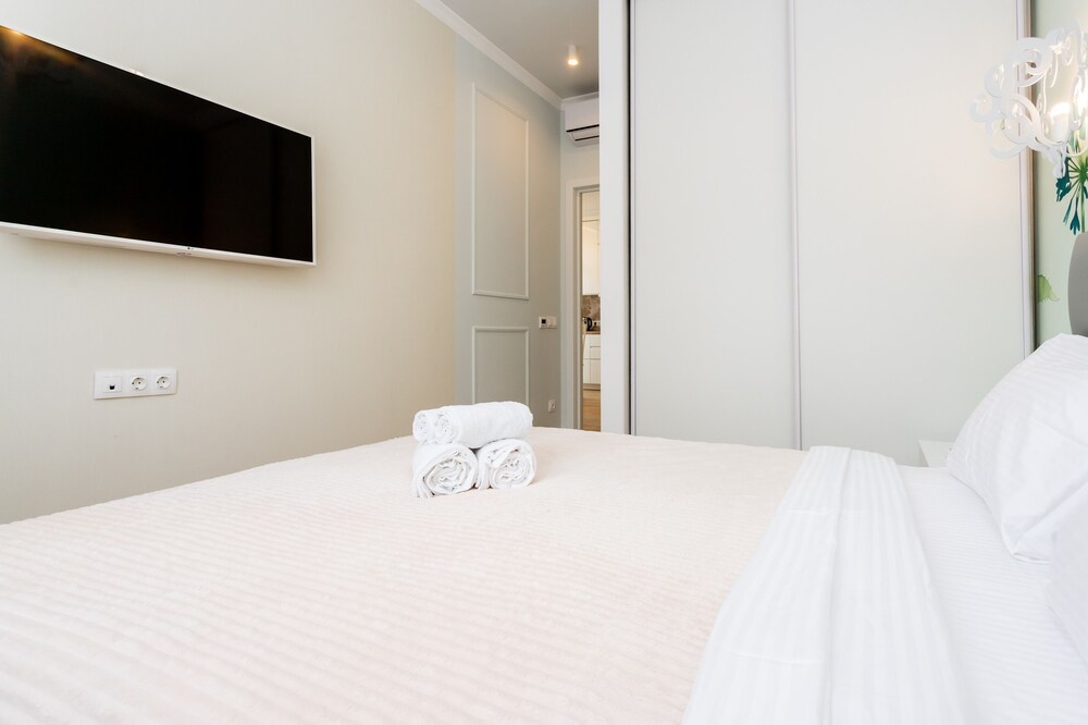 Abri Luxe Art Lite City view 5