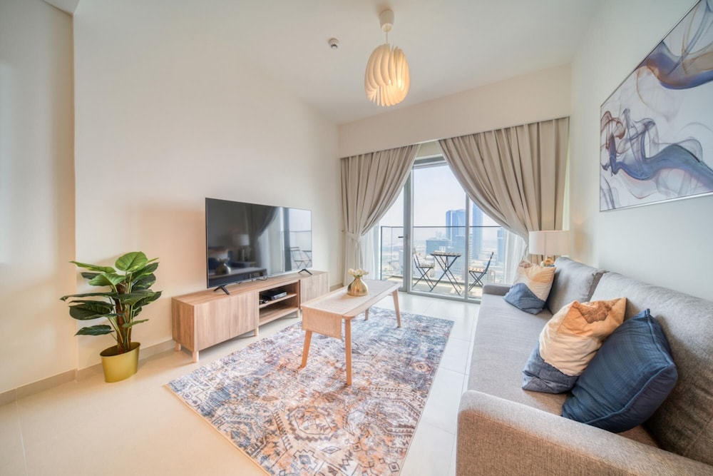 City Lights and Luxury Living Close to Dubai Mall