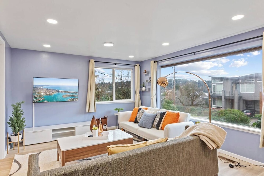 Lakeview Home in Renton, Walk to Beach, AC, Fenced