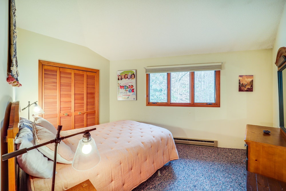 Charming Home < 1 Mi to Beech Mountain Ski Resort view 2
