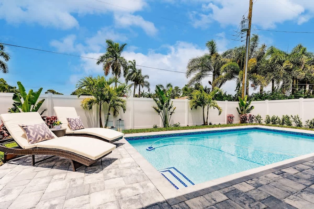 Luxurious Naples 4BR w Pool by Vanderbilt Beach