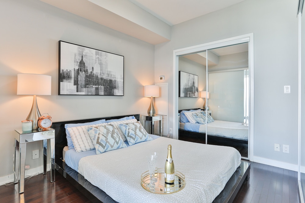 Luxury Lakeview Skyscraper by CN Tower - Image 3