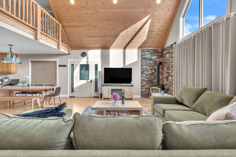 Prasad Retreat - Sunny Home W/ Deck & Air Hockey 3 Bedroom Home by Bear Valley Vacation Rentals