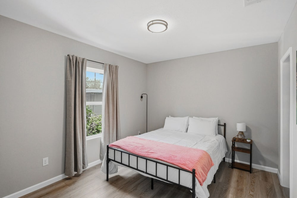 Cozy 3BR Suite Insuite Laundry Min to Downtown