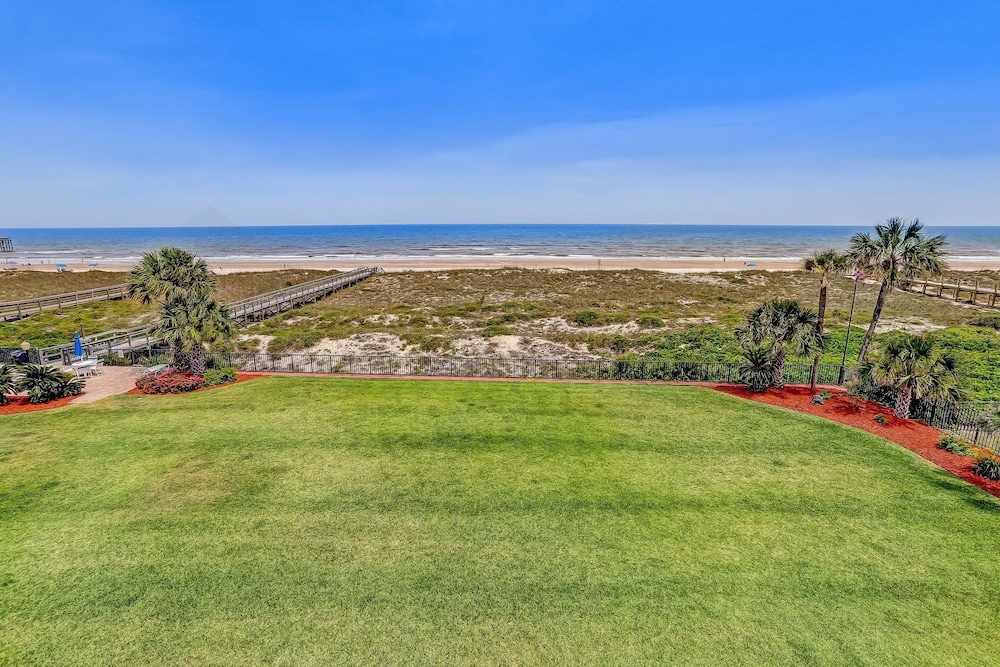 Ocean View Condo, Easy Acces to the Pool and Private Walkway to the Beach by RedAwning