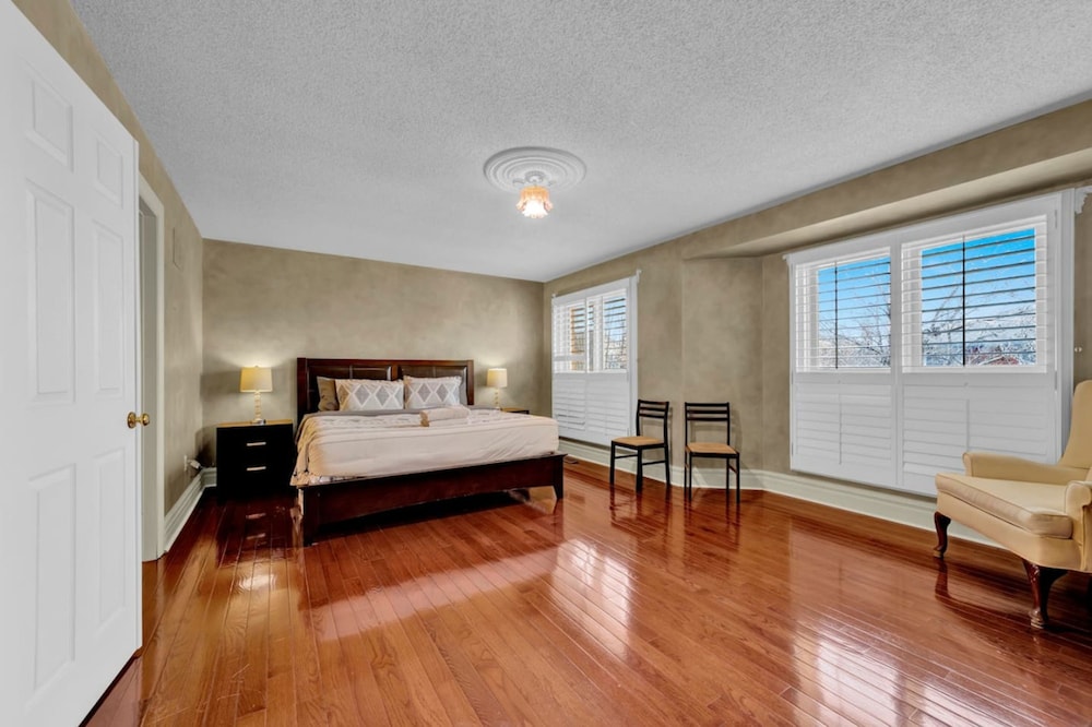 Mississauga Retreat Your Spacious 5-bedroom Home