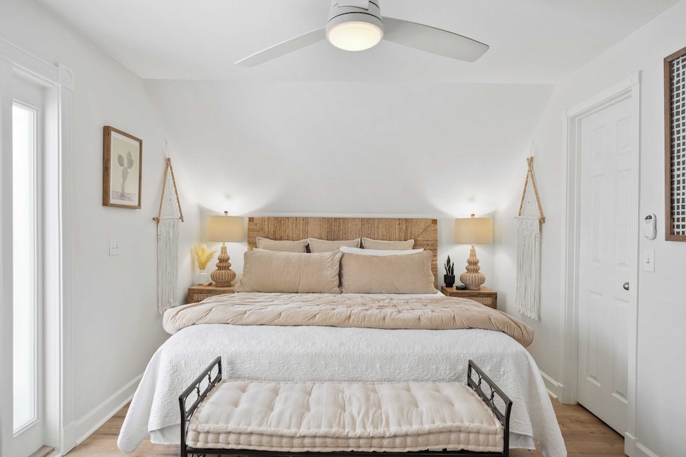 Newly Renovated! 2-min Walk to the Beach The Coastal Cottage by Avantstay