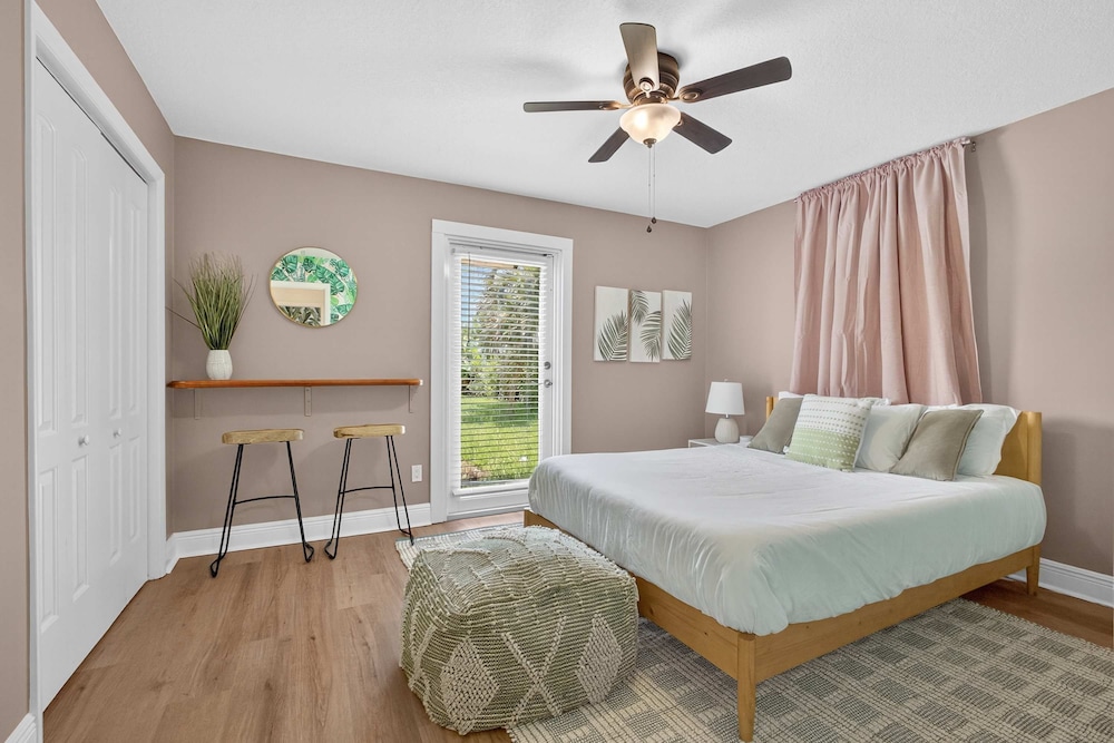 Luxury Meets Paradise Family-friendly 4BR w Pool
