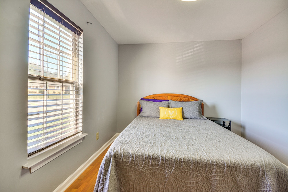 2 Mi to Dtwn Greensboro: Pet-friendly Retreat!