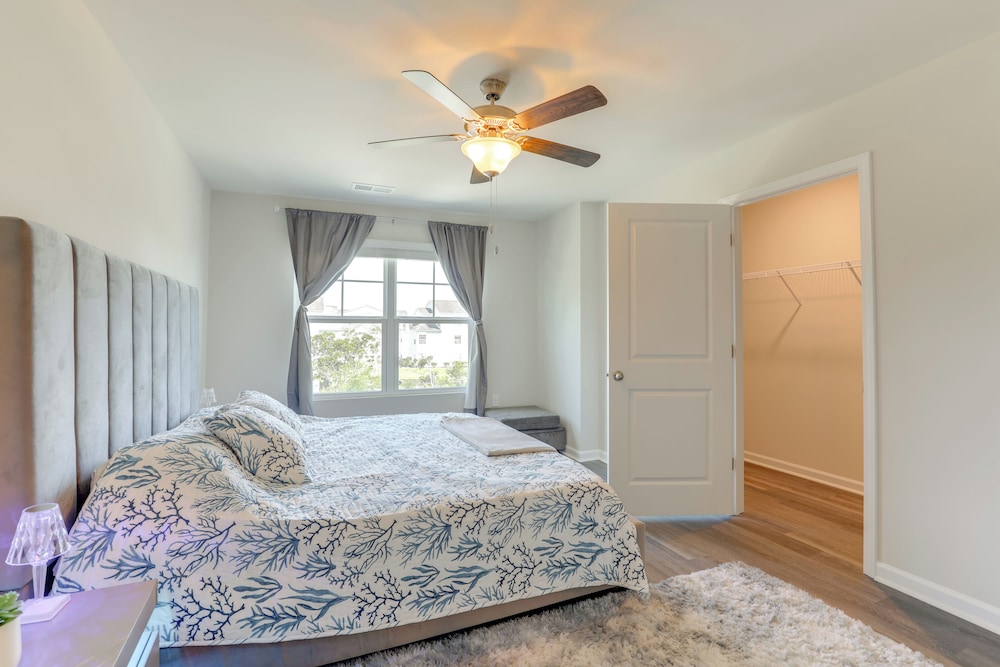 Modern Escape 2 Mi to Surfside Beach Fishing Pier