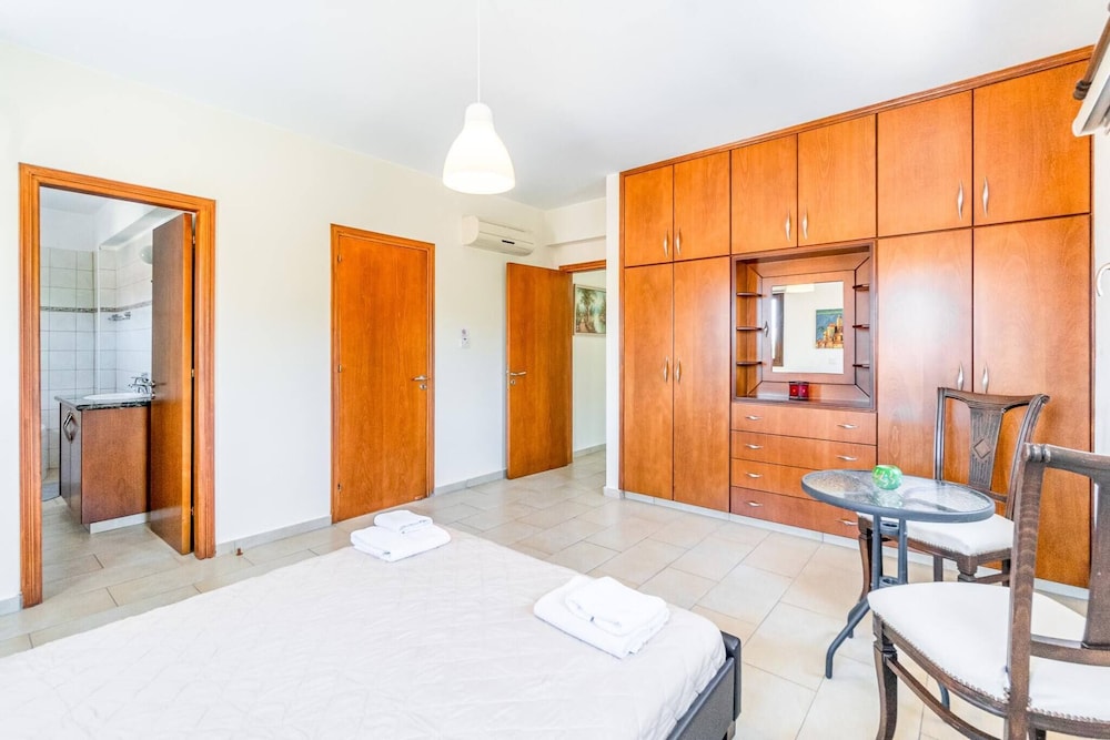 Villa Nikolina - 5 En-suite Bedrooms