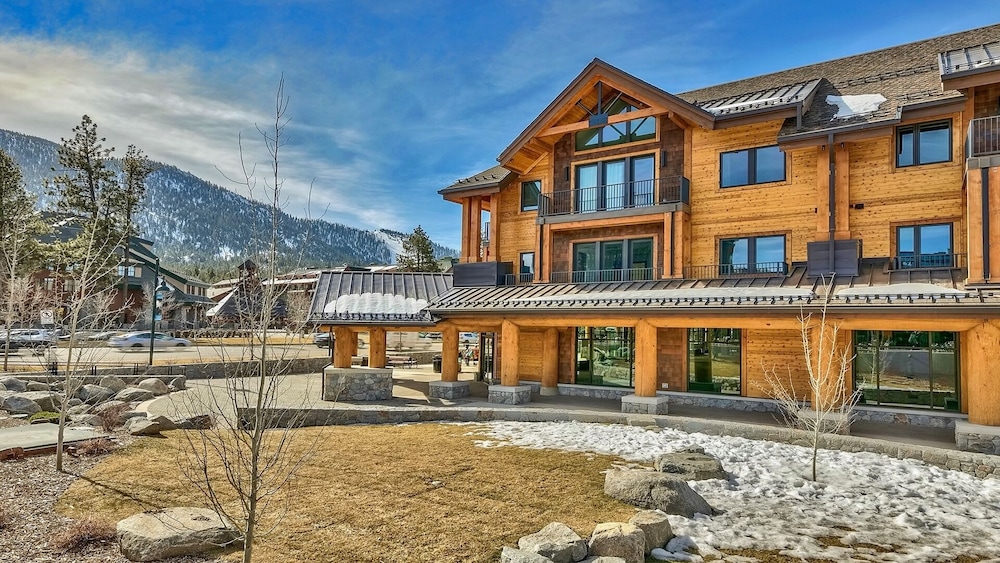 Luxury 2br Steps From Heavenly Village & Gondola 2 Bedroom Condo by RedAwning