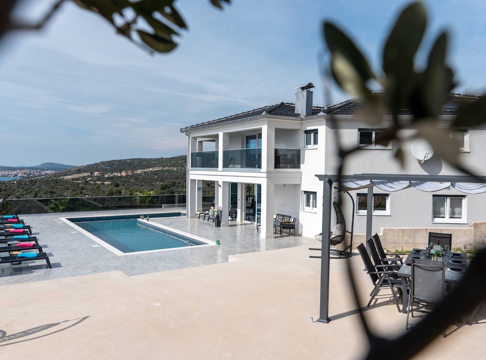 Luminous Infinity Villa With Pool and Gym