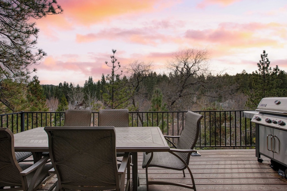 Arrowhead Lakeside Escape by Avantstay 3min Walk to Lake, Private Beach Access