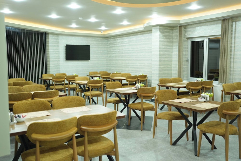 MONTELLA HOTEL