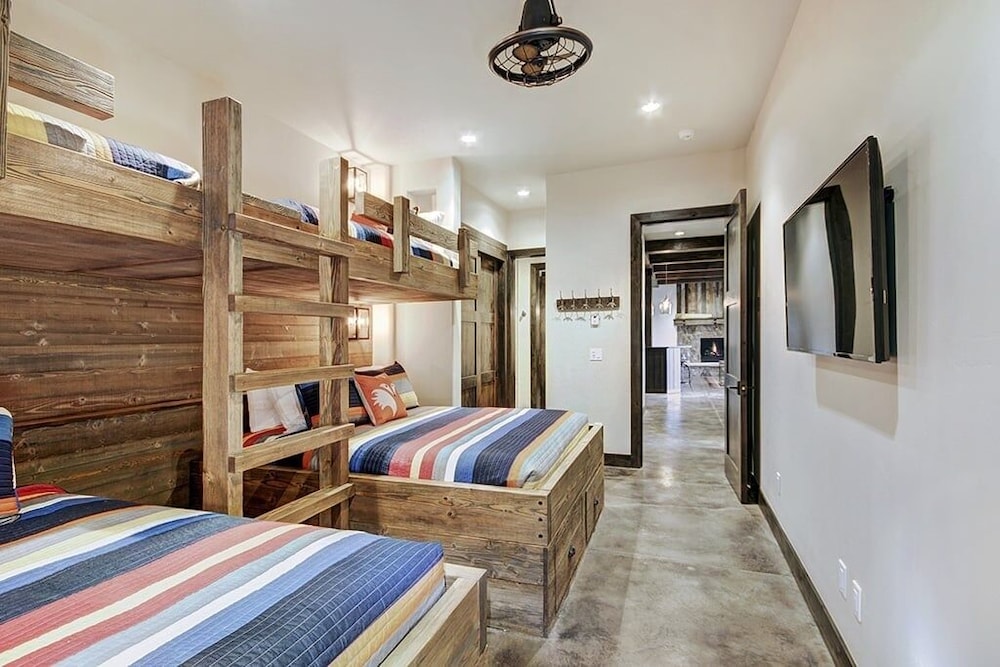 Hawk's Hideaway 6 Bedroom Home
