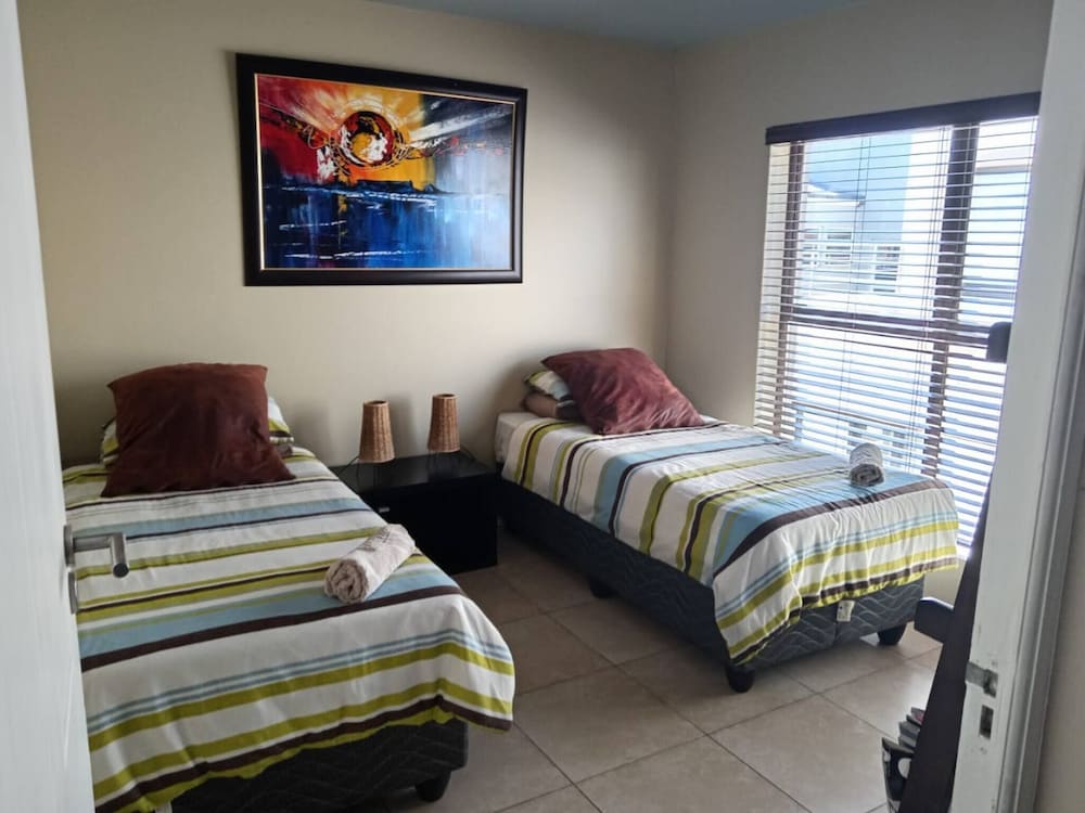 Whispering Waves - Serene Langebaan Getaway With Breathtaking Views
