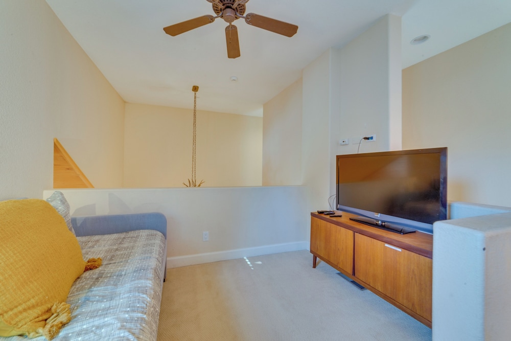 Central Townhome < 1 Mi to The Village at Mammoth!