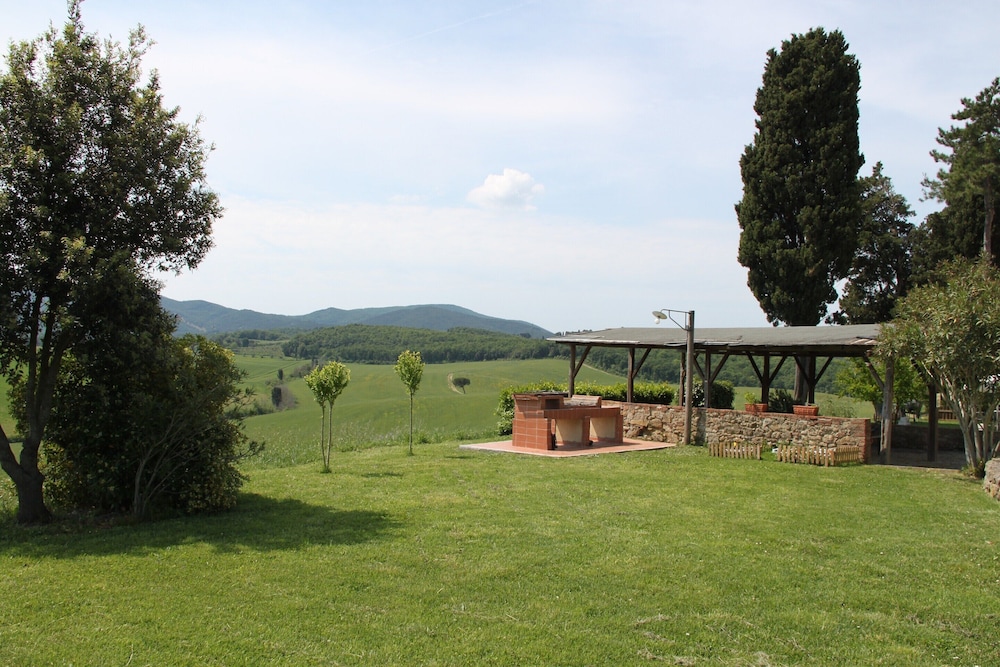 Apartment in Guasticce With Shared Pool