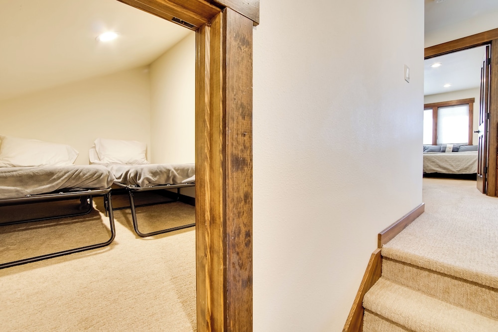 Suncadia Resort Townhome w/ Grill + Fireplace view 5