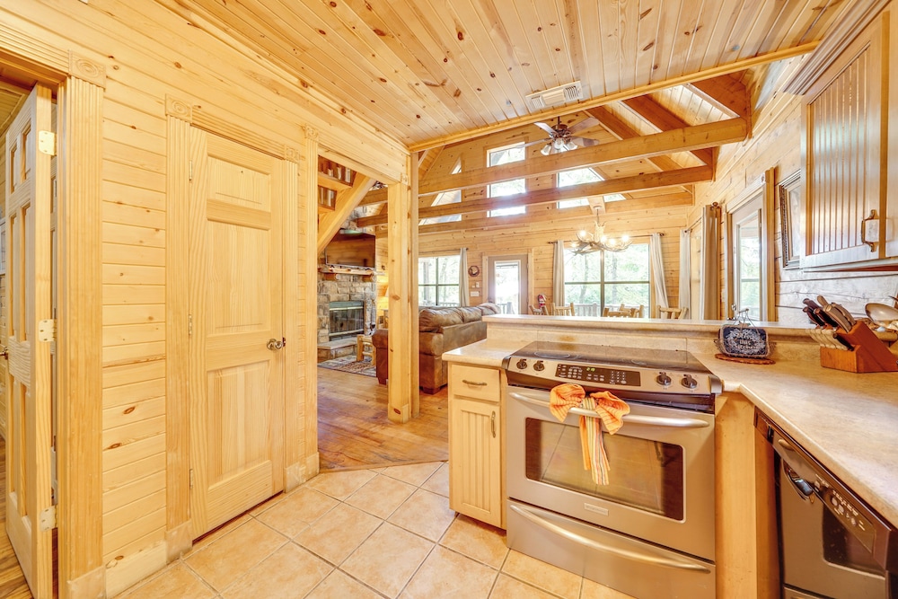 3 Mi to State Park & Lake: Broken Bow Cabin!