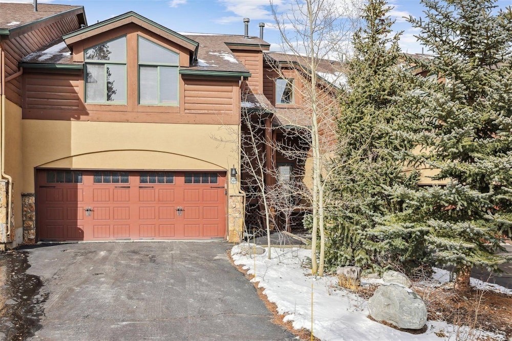 Pet-friendly 4 Bedroom Townhome in Frisco - Short Drive to Breck!