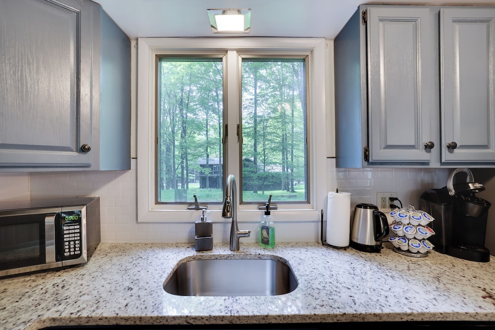 Dreamy Lake House With Fireplace, Firepit & Pet Friendly