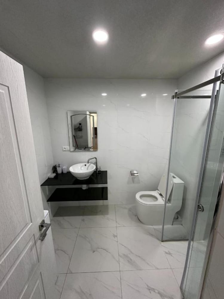Spacious 1BR Pool & Sauna