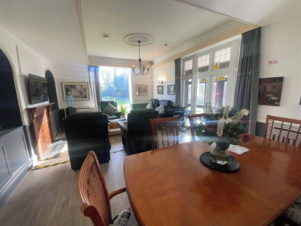 Bristol Blissful Retreat - 6 Bedrooms