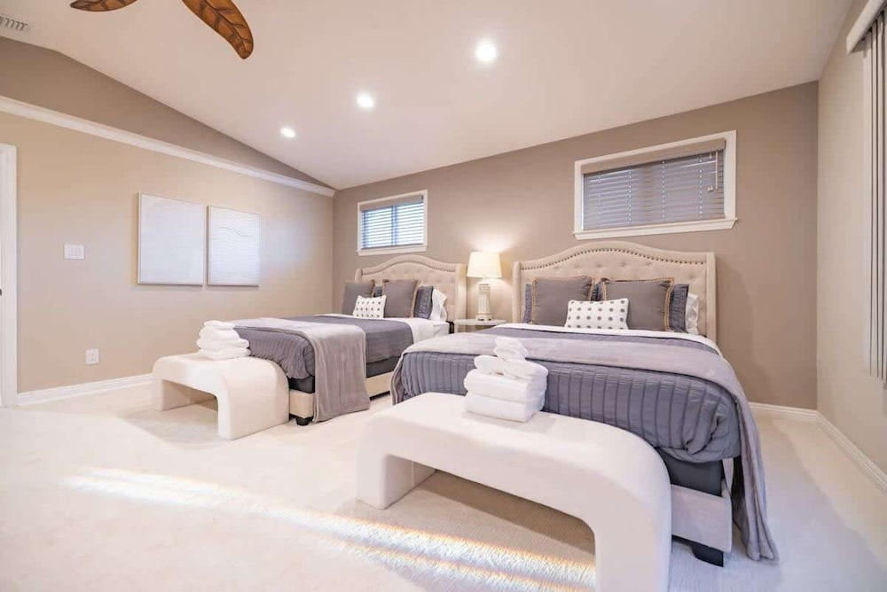 Marbella Lane - Charming 4BR Bungalo for Relaxing Retreat