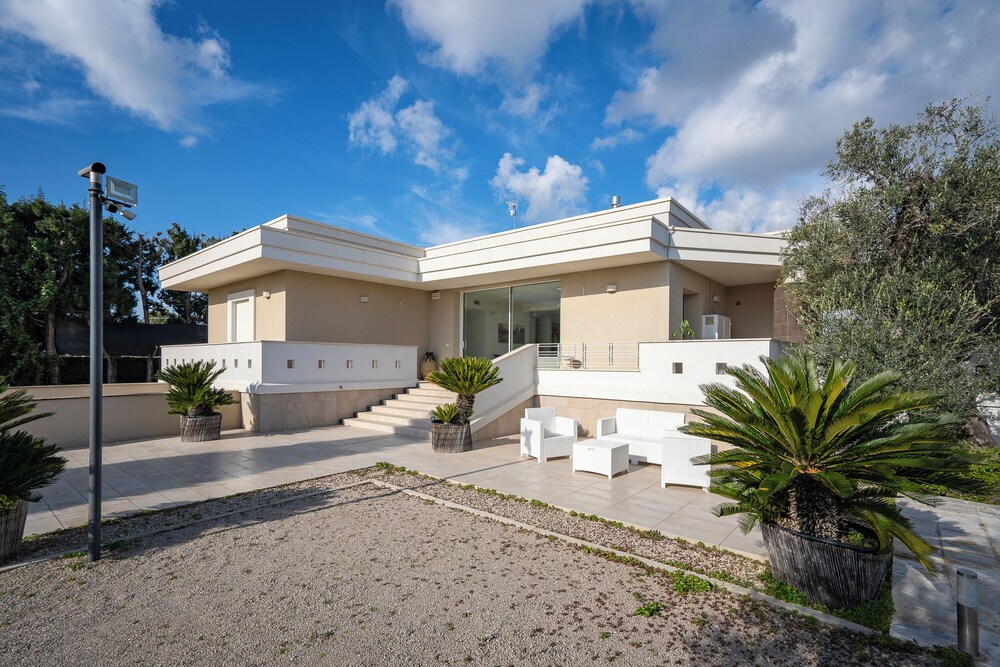 Villa Torricella Pool and Sunny Garden