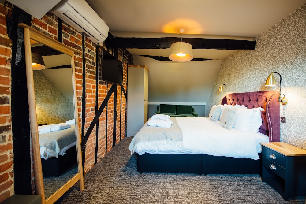 Bedford Vacations - The White Hart - Property Image 20