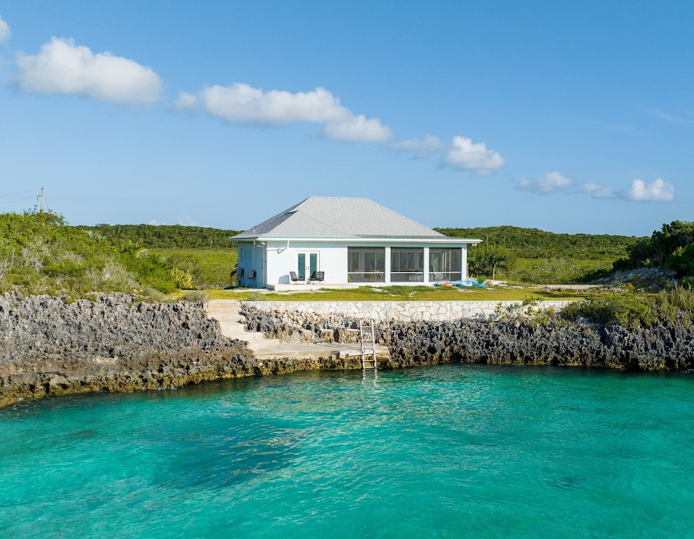 Seaside Escape: Luxurious Coastal Retreat