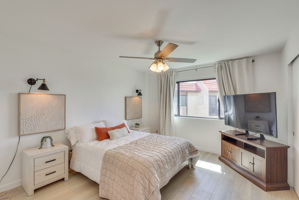 < 2 Mi to London Bridge: Chic Condo w/ Pool Access