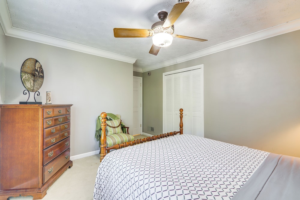 Game Room + Pond: Spacious Gainesville Getaway!