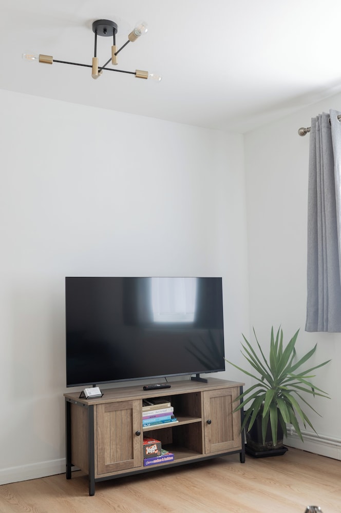London Chic Apt, Great Location Free Parking